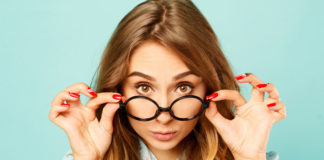 Makijaż pod okulary – jak podkreślić makijaż oczu?