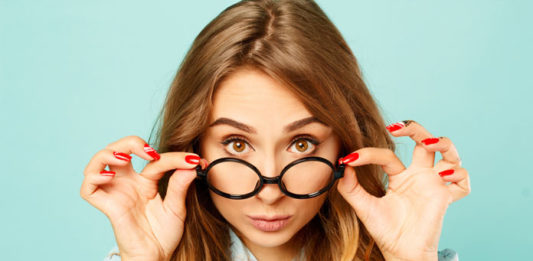Makijaż pod okulary – jak podkreślić makijaż oczu?