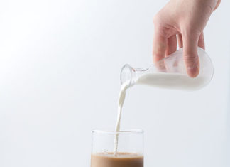 Niebezpieczne bulgotanie w żołądku po kawie z mlekiem - czy to nietolerancja laktozy?